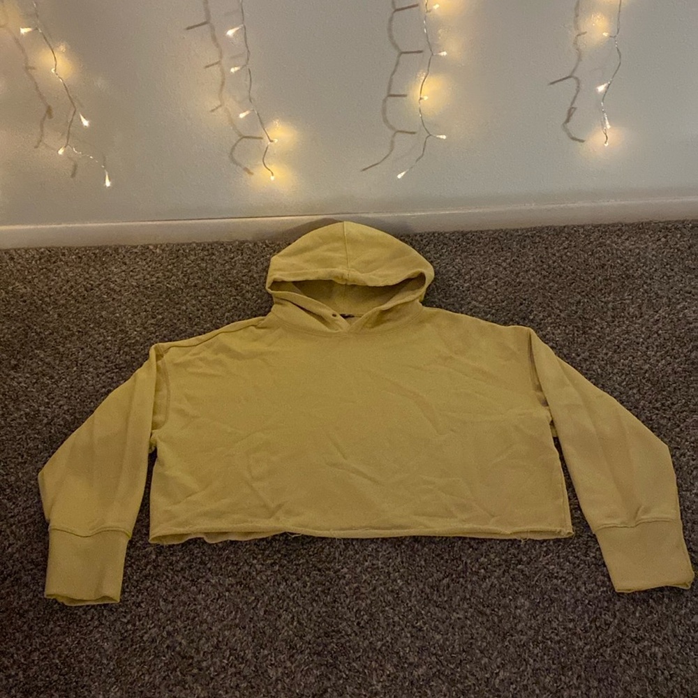 Light yellow cropped hoodie brand: N/A size: Medium